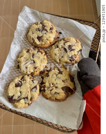 Freshly baked cookies with a golden-brown finish and chocolate chips. Perfectly crisp on the edges with a soft center, offering a delicious, comforting treat for any occasion. Freshly baked cookies with a golden-brown finish and chocolate chips. Perfectly crisp on the edges with a soft center, offering a delicious, comforting treat for any occasion. 129451905