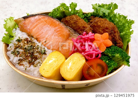 A traditional Korean dosirak, beautifully arranged with rice, assorted banchan, and savory proteins. Balanced and visually inviting, its a portable meal packed with vibrant flavors. 129451975