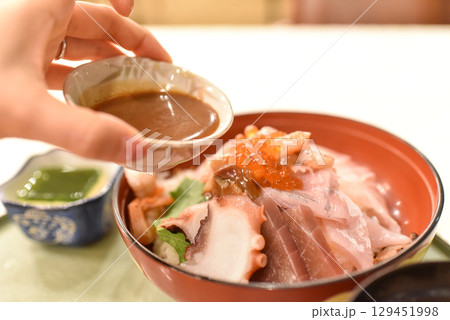 ひしお丼にたれをかける 129451998