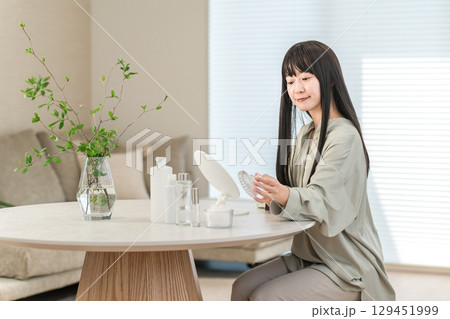 肌を保湿するためにスキンケアする女性 129451999