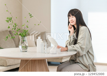 肌を保湿するためにスキンケアする女性 肌を保湿するためにスキンケアする女性 129452000