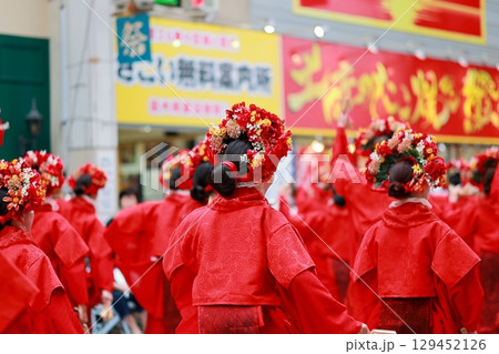 赤い衣装で踊るよさこい 赤い衣装で踊る 赤い衣装で踊るよさこい 赤い衣装で踊る 129452126