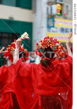赤い衣装で踊るよさこい　赤い衣装で踊る 129452149