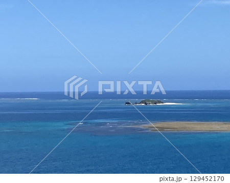 沖縄の穏やかな海 129452170