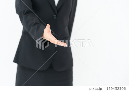 挨拶 握手 手元 女性 挨拶 握手 手元 女性 129452306