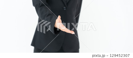 挨拶　握手　手元　女性 129452307