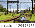 ガラス玉のある工業地帯の線路 129452358