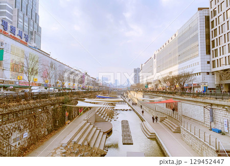 Cheonggyecheon Stream Flowing Through Central Of Seoul, South Korea. Cheonggyecheon Stream Flowing Through Central Of Seoul, South Korea. 129452447