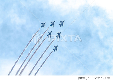 【大阪】万博2025を祝うブルーインパルス。青と白の機体がかっこよく素晴らしいアクロバット飛行でした 129452476