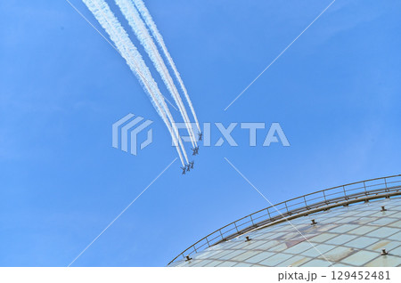 【大阪】万博2025を祝うブルーインパルス。青と白の機体がかっこよく素晴らしいアクロバット飛行でした 129452481