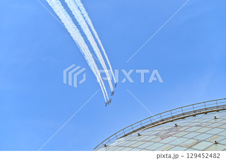 【大阪】万博2025を祝うブルーインパルス。青と白の機体がかっこよく素晴らしいアクロバット飛行でした 129452482