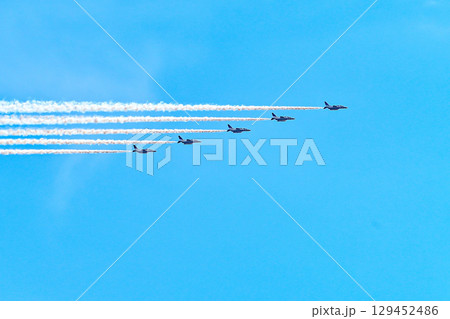 【大阪】万博2025を祝うブルーインパルス。青と白の機体がかっこよく素晴らしいアクロバット飛行でした 【大阪】万博2025を祝うブルーインパルス。青と白の機体がかっこよく素晴らしいアクロバット飛行でした 129452486