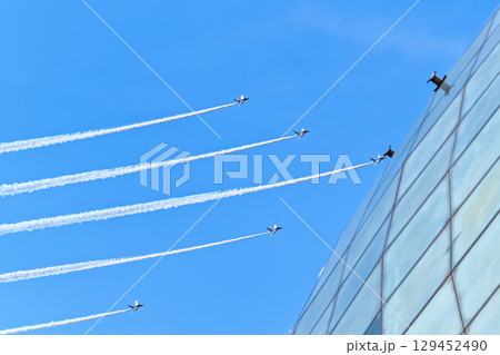 【大阪】万博2025を祝うブルーインパルス。青と白の機体がかっこよく素晴らしいアクロバット飛行でした 129452490