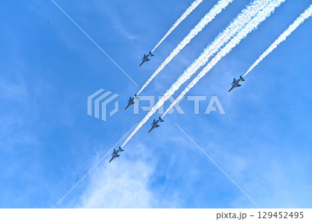 【大阪】万博2025を祝うブルーインパルス。青と白の機体がかっこよく素晴らしいアクロバット飛行でした 【大阪】万博2025を祝うブルーインパルス。青と白の機体がかっこよく素晴らしいアクロバット飛行でした 129452495