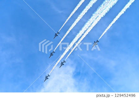 【大阪】万博2025を祝うブルーインパルス。青と白の機体がかっこよく素晴らしいアクロバット飛行でした 【大阪】万博2025を祝うブルーインパルス。青と白の機体がかっこよく素晴らしいアクロバット飛行でした 129452496