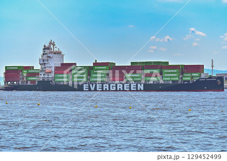 【大阪】万博2025を祝うブルーインパルス。青と白の機体がかっこよく素晴らしいアクロバット飛行でした 129452499