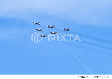 【大阪】万博2025を祝うブルーインパルス。青と白の機体がかっこよく素晴らしいアクロバット飛行でした 129452500