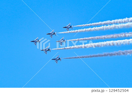 【大阪】万博2025を祝うブルーインパルス。青と白の機体がかっこよく素晴らしいアクロバット飛行でした 129452504