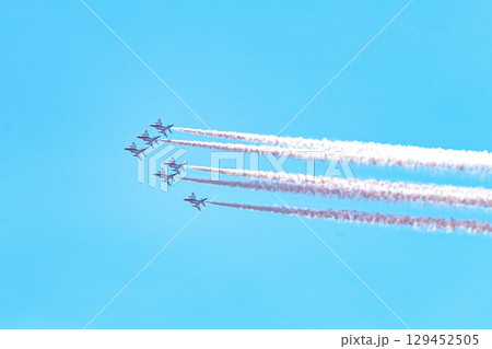 【大阪】万博2025を祝うブルーインパルス。青と白の機体がかっこよく素晴らしいアクロバット飛行でした 129452505