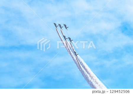 【大阪】万博2025を祝うブルーインパルス。青と白の機体がかっこよく素晴らしいアクロバット飛行でした 129452506