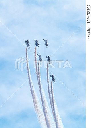 【大阪】万博2025を祝うブルーインパルス。青と白の機体がかっこよく素晴らしいアクロバット飛行でした 【大阪】万博2025を祝うブルーインパルス。青と白の機体がかっこよく素晴らしいアクロバット飛行でした 129452507