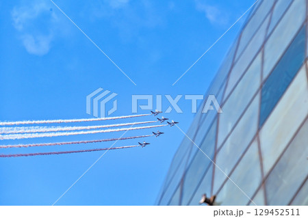 【大阪】万博2025を祝うブルーインパルス。青と白の機体がかっこよく素晴らしいアクロバット飛行でした 【大阪】万博2025を祝うブルーインパルス。青と白の機体がかっこよく素晴らしいアクロバット飛行でした 129452511