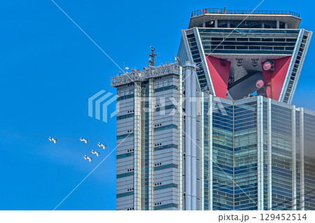 【大阪】万博2025を祝うブルーインパルス。青と白の機体がかっこよく素晴らしいアクロバット飛行でした 【大阪】万博2025を祝うブルーインパルス。青と白の機体がかっこよく素晴らしいアクロバット飛行でした 129452514