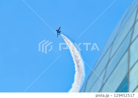 【大阪】万博2025を祝うブルーインパルス。青と白の機体がかっこよく素晴らしいアクロバット飛行でした 129452517