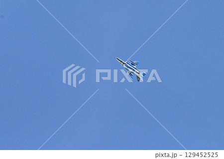 【大阪】万博2025を祝うブルーインパルス。青と白の機体がかっこよく素晴らしいアクロバット飛行でした 129452525