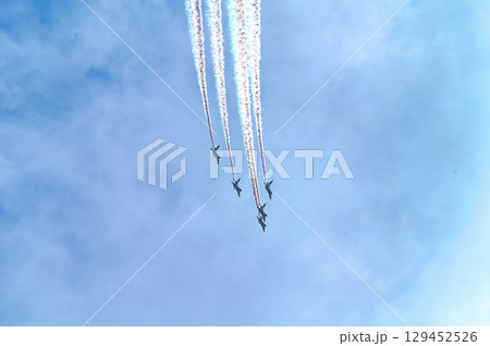 【大阪】万博2025を祝うブルーインパルス。青と白の機体がかっこよく素晴らしいアクロバット飛行でした 129452526