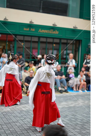 赤い衣装で踊るよさこい よさこい祭り 赤い衣装で踊るよさこい よさこい祭り 129452599