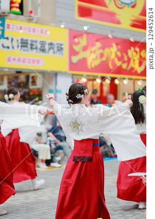 赤い衣装で踊るよさこい　よさこい祭り　 129452614