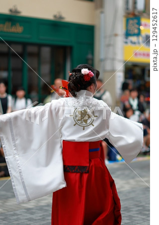 赤い衣装で踊るよさこい よさこい祭り  赤い衣装で踊るよさこい よさこい祭り  129452617
