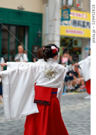 赤い衣装で踊るよさこい　よさこい祭り　 129452618