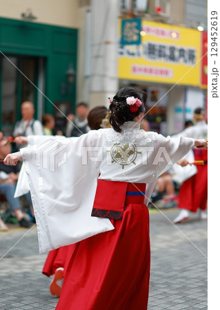 赤い衣装で踊るよさこい よさこい祭り 赤い衣装で踊るよさこい よさこい祭り 129452619