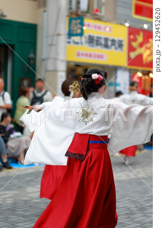 赤い衣装で踊るよさこい よさこい祭り 赤い衣装で踊るよさこい よさこい祭り 129452620