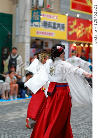 赤い衣装で踊るよさこい　よさこい祭り　 129452621