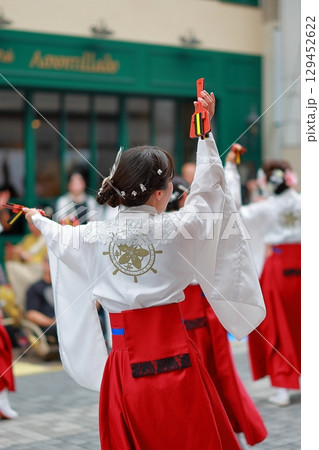 赤い衣装で踊るよさこい よさこい祭り 赤い衣装で踊るよさこい よさこい祭り 129452622