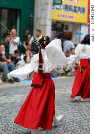 赤い衣装で踊るよさこい よさこい祭り 赤い衣装で踊るよさこい よさこい祭り 129452642