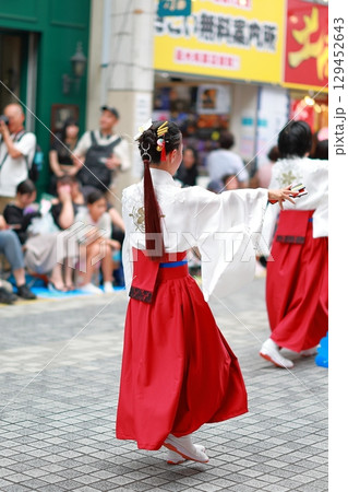 赤い衣装で踊るよさこい　よさこい祭り　 129452643