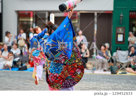 帯屋町で踊るよさこい 129452833