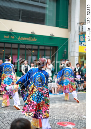 帯屋町で踊るよさこい 129452839