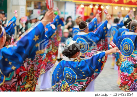 帯屋町で踊るよさこい 129452854