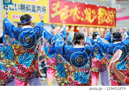 帯屋町で踊るよさこい 129452874