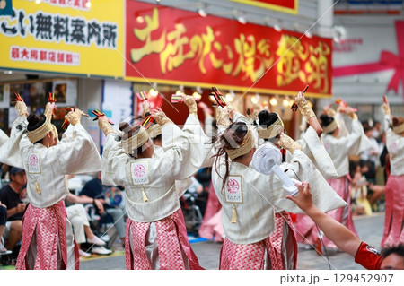 帯屋町で踊るよさこい 129452907
