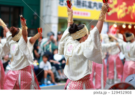 帯屋町で踊るよさこい 129452908