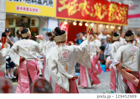 帯屋町で踊るよさこい 129452909