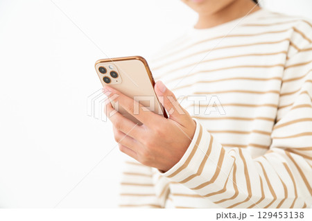 スマホを操作する中学生の女の子 129453138