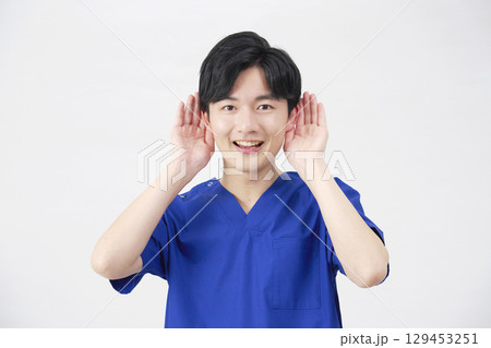医者・看護師・歯科医師・介護士 耳に手を当てる男性 白背景 医者・看護師・歯科医師・介護士 耳に手を当てる男性 白背景 129453251