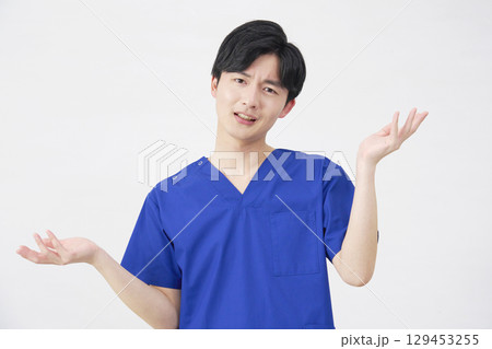 医者・看護師・歯科医師・介護士　男性　ギブアップ　白背景 129453255